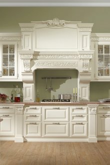 Λευκά έπιπλα σε μια κλασική κουζίνα