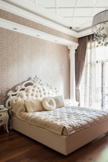 Λευκό και καφέ κλασικό υπνοδωμάτιο