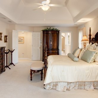 Καφέ ταπετσαρισμένα έπιπλα στο υπνοδωμάτιο σε κλασικό ύφος