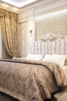 Λευκά επικαλυμμένα έπιπλα σε ένα κλασικό υπνοδωμάτιο