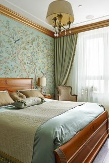 Καφέ ταπετσαρισμένα έπιπλα σε ένα κλασικό υπνοδωμάτιο