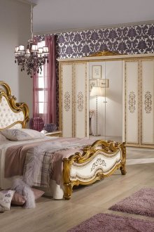 Επικαλυμμένα με μπεζ και χρυσό έπιπλα σε ένα κλασικό υπνοδωμάτιο