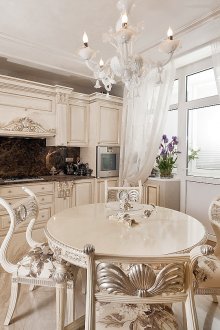 Κλασική κουζίνα σε φωτεινά χρώματα