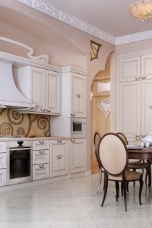 Λευκά και μπεζ καφέ έπιπλα στην κλασική κουζίνα