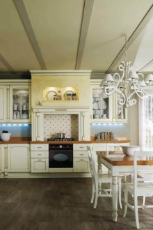 Λευκά και καφέ κλασικά έπιπλα κουζίνας