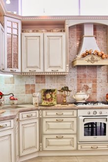 Μπεζ και μαύρα έπιπλα στην κουζίνα σε κλασικό στυλ