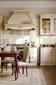 Μπεζ και καφέ κλασικά έπιπλα κουζίνας