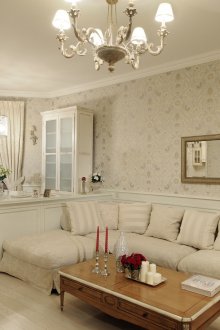 Κρεμαστά έπιπλα σε κλασικό σαλόνι