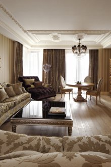 Γκρίζα-μπεζ ταπετσαρισμένα έπιπλα σε ένα κλασικό σαλόνι