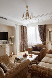 Επικαλυμμένα με μπεζ και χρυσό έπιπλα σε ένα κλασικό σαλόνι