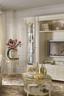 Έπιπλα λευκού και χρυσού στο κλασικό σαλόνι