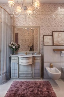 Λευκό και λιλά μπάνιο σε κλασικό ύφος