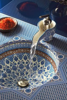 Μπλε και άσπρο ανατολίτικο μπάνιο