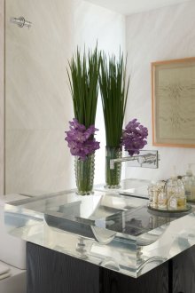 Κομψό διάφανο πάγκο στο μπάνιο