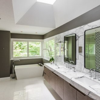 Μεγάλο μαρμάρινο πάγκο στο μπάνιο