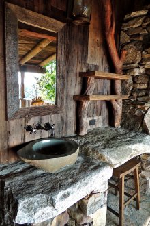 Πάγκος στο εξοχικό σπίτι από φυσική πέτρα