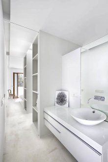 Λευκό γυαλιστερό πάγκο στο μπάνιο