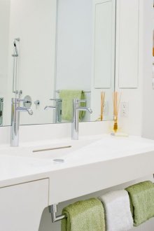 Λευκός κομψός πάγκος στο μπάνιο