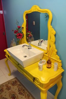 Κίτρινο πάγκο στο μπάνιο