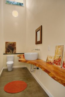 Πάγκος από μασίφ ξύλο στο μπάνιο