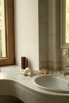 Μπεζ πάγκο από τεχνητή πέτρα στο μπάνιο