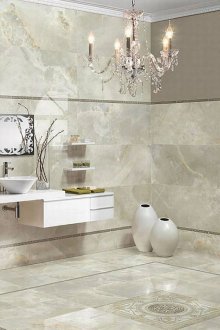 Λευκός πάγκος σε ένα ευρύχωρο μπάνιο