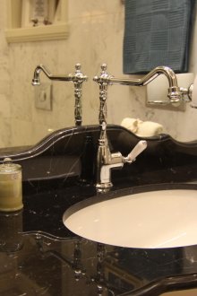 Μαύρο πάγκο πάτωμα στο μπάνιο