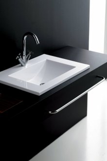 Μαύρο πάγκο με λευκό νιπτήρα στο μπάνιο