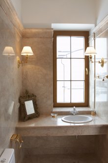 Σκούρο μπεζ πέτρινο πάγκο στο μπάνιο