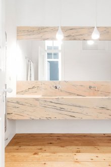 Μπεζ πέτρινο πάγκο στο μπάνιο