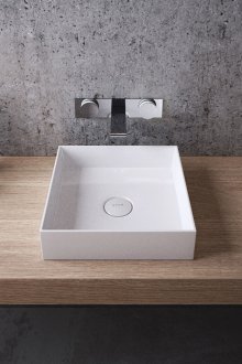 Κομψό ξύλινο πάγκο στο μπάνιο