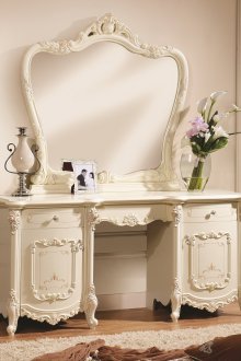 Μπεζ καρέκλα στο υπνοδωμάτιο