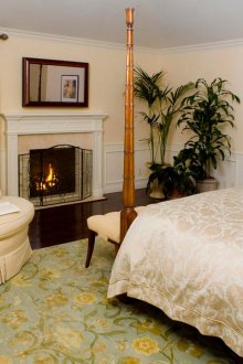 Μπεζ τοίχους και υφάσματα στην κρεβατοκάμαρα