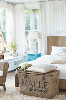 Μπεζ έπιπλα λυγαριάς στο υπνοδωμάτιο