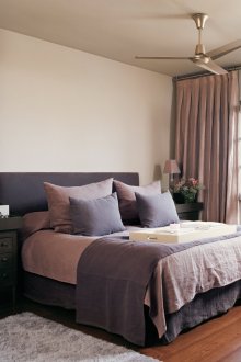 Μπεζ τοίχους και οροφή στο υπνοδωμάτιο