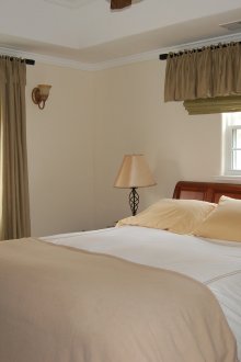 Μπεζ τοίχους και υφάσματα στην κρεβατοκάμαρα