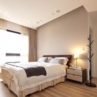 Μπεζ τοίχους και το πάτωμα στο υπνοδωμάτιο.