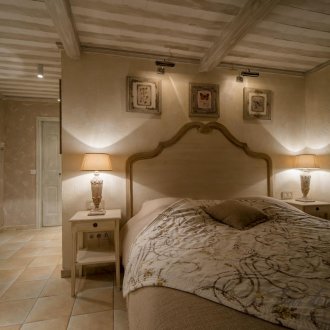 Λευκή μπεζ κρεβατοκάμαρα