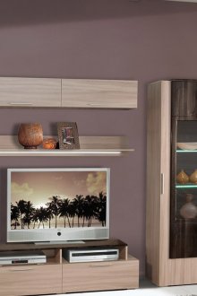 Μαύρο και μπεζ τζάκι στο καθιστικό