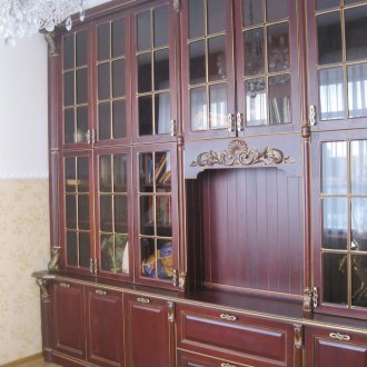 Τοίχος οξιάς σε μπορντό τόνους στο σαλόνι