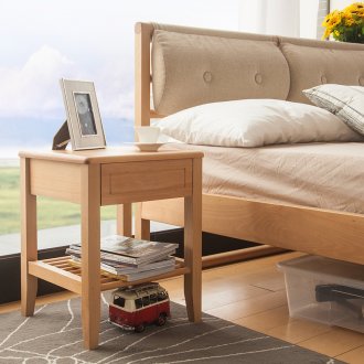 Ξύλινο κρεβάτι και κομοδίνα