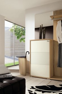 Λευκά και μπεζ έπιπλα οξιάς στο διάδρομο