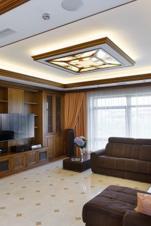 Καφέ τοίχο οξιάς στο σαλόνι