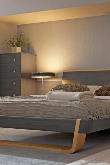 Γκρίζα και μπεζ έπιπλα οξιάς στην κρεβατοκάμαρα