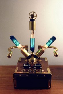 Ασυνήθιστη επιτραπέζια λάμπα steampunk