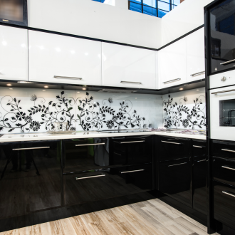 Ποδιά με σχέδια σε μαύρη και άσπρη κουζίνα