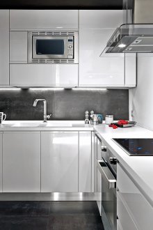 Λευκή σουίτα και τοίχο στην κουζίνα