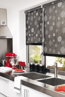 Κόκκινα αξεσουάρ σε μια μαύρη και άσπρη κουζίνα