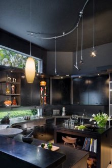 Μαύροι τοίχοι, οροφή και έπιπλα στην κουζίνα