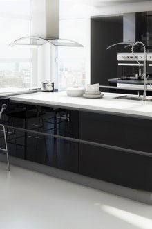 Μαύρη και λευκή κουζίνα με γυαλιστερή πρόσοψη